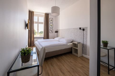 Verde 4 – bright room with double bed, work desk, and fast Wi-Fi. Perfect Gdańsk stay with a private bathroom!