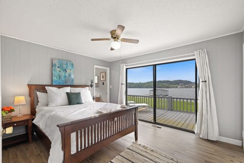 2nd bedroom with ensuite bathroom & queen bed. 