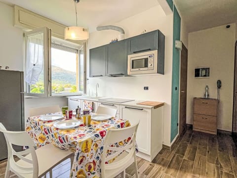 Furniture, Flooring, Interior Design, Wood, Kitchen & Dining Room Table, Floor, Chair, Table, Dining Room, Ceiling