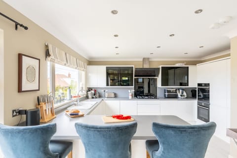 Sea Vista, Old Hunstanton: Modern kitchen with additional seating