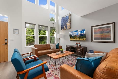 Living Room | Smart TV, Fireplace and Vaulted Ceilings (main level)