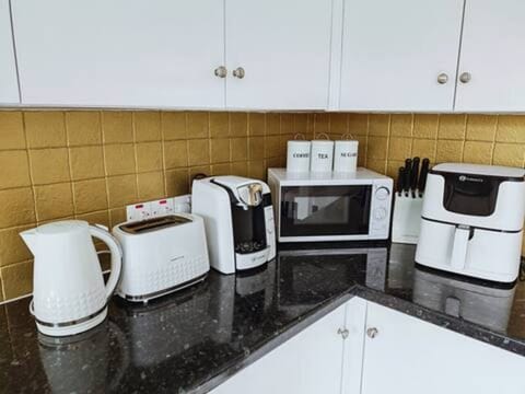 Handy appliances including toaster, kettle, and air fryer