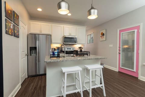 Fully stocked kitchen, island with seating for 2.