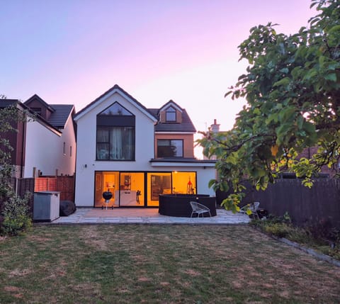 Cosy Modern 5 Bedroom house set in the Buckinghamshire countryside. Large garden with Patio and BBQ