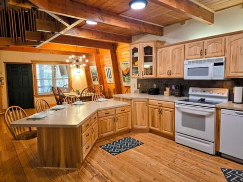Large private kitchen with extra seating at the peninsula