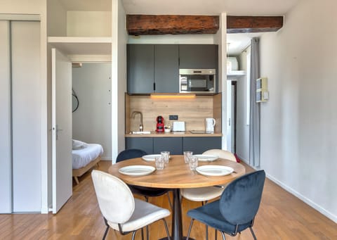 Cuisine ouverte sur séjour aménagée et équipée