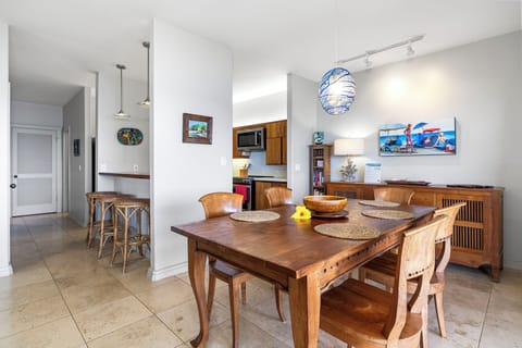 Dining Room Opens Up to the Kitchen