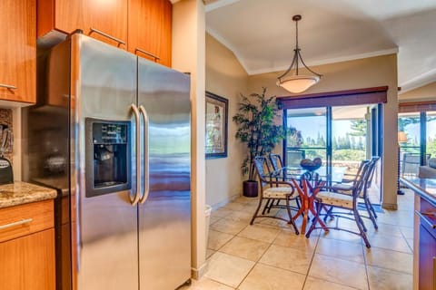 Whether it’s a quick snack or a sit-down dinner, this kitchen has everything you need—and looks good doing it     KGV-17P7