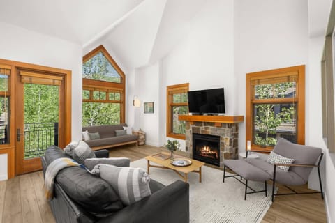 This top corner unit has modern furnishings, tall windows, a gas fireplace and smart tv.