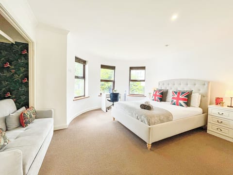 Spacious Bedroom 1 w/ king bed close to Alexandra Palace & Finsbury Park