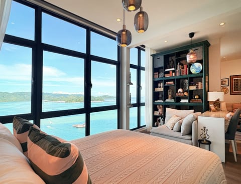 Romantic Rose-hued suite w/panoramic Oceanview, like your own private opera box