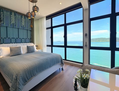 Wake up to a 9-meter panoramic ocean view-calm waves,gentle light, pure serenity