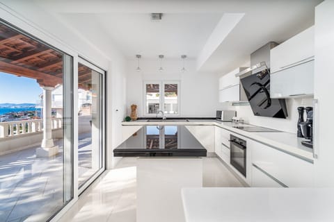 Fully equipped, modern kitchen with all the amenities that a modern guest needs