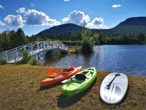 Pour des aventures inoubliables, profitez de nos kayaks et paddleboards gratuits avec vue imprenable sur le lac!