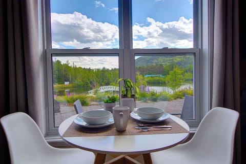 Suite luxueuse offrant une vue imprenable sur le lac et les montagnes environnantes.