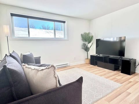 Détendez-vous dans ce refuge lumineux et moderne. Avec une grande fenêtre pour une lumière naturelle abondante et des sièges confortables, c'est l'endroit parfait pour se détendre et se ressourcer.