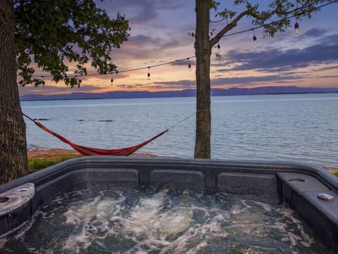 Finissez la journée en beauté en vous relaxant dans le jacuzzi avec une vue imprenable sur le fleuve, ou en vous balançant dans le hamac.
