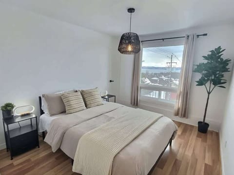 Chambre détente : un espace lumineux au décor moderne et à la vue imprenable — idéal pour se ressourcer après vos aventures.