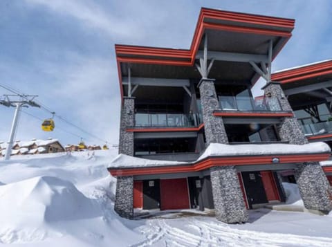 Edge 13 Chalet, luxurious, comfortable and ideally located for ski in, ski out