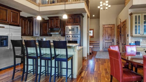 Dining for 8 plus additional seating at the counter