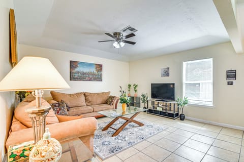 Houston Vacation Rental | 3BR | 2BA | 1 Step to Enter | 1,500 Sq Ft