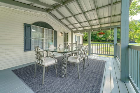 Belle Vacation Rental | 3BR | 2BA | 1,090 Sq Ft | 6 Steps to Enter