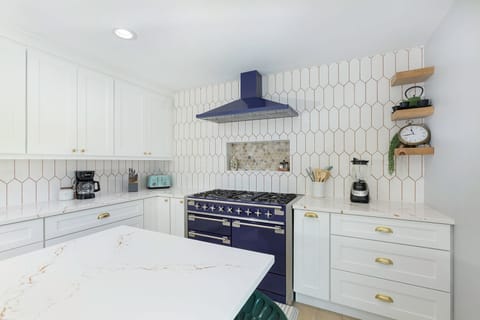 Updated, well-equipped kitchen