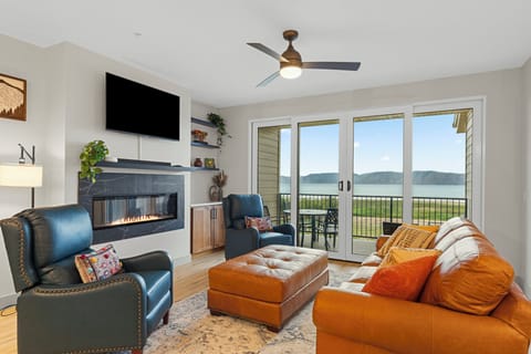 Water's Edge, Building D - Suite 402 (pull out couch sleeps 2)
