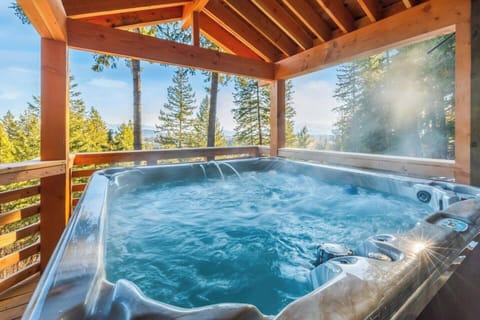Hot Tub (Lower Deck)