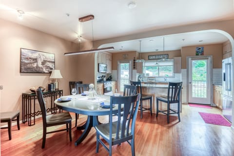 Great Flow from Kitchen to Dining