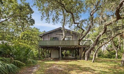 Annie`s Treehouse, the perfect island home in the trees