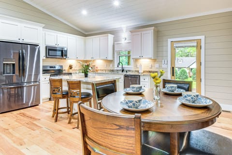 Tiger Vacation Rental | 3BR | 2BA | Steps Required | 1,200 Sq Ft
