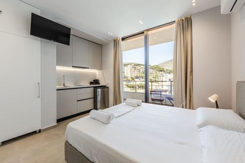 Bedroom with a double bed