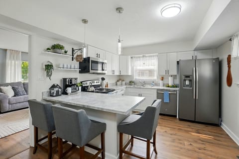 Full Kitchen with Eat-in Counter