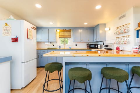 Seating for 4 at the kitchen counter