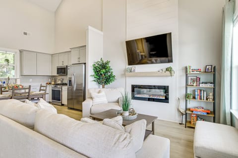 Living Room | Main Level | Smart TV | Free WiFi | Central A/C & Heating