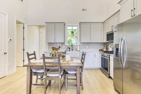 Kitchen | Main Level