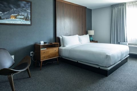 Unit with King bed. Exact unit will be assigned upon arrival. Views, colors, and decor may vary.