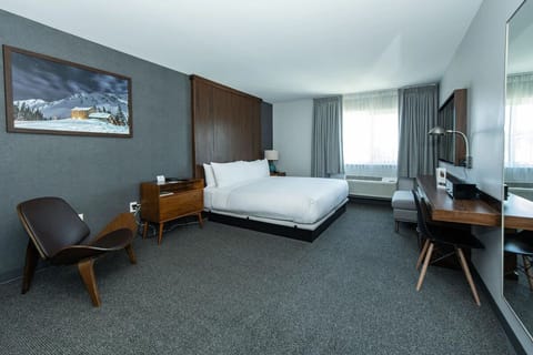 Unit with King bed. Exact unit will be assigned upon arrival. Views, colors, and decor may vary.