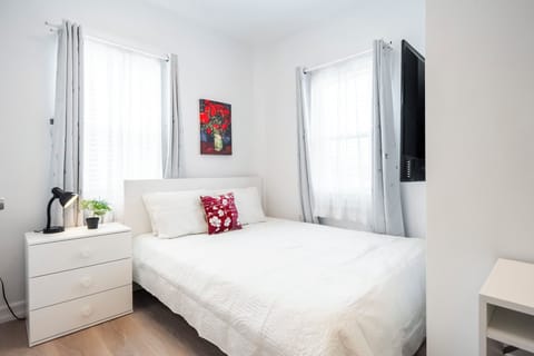 Queen-size Bed with Luxury Memory Foam Mattress