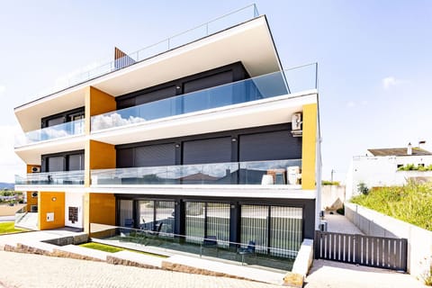 Cosy apartment with pool and private parking, just steps from São Martinho do Porto beach. Perfect for a relaxing family holiday.