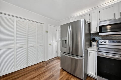 Modern Kitchen | Stainless Steel Appliances | Spacious Breakfast Bar