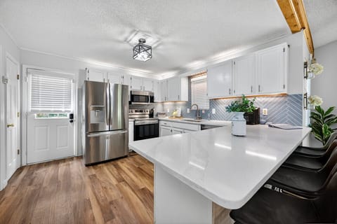 Modern Kitchen | Stainless Steel Appliances | Spacious Breakfast Bar