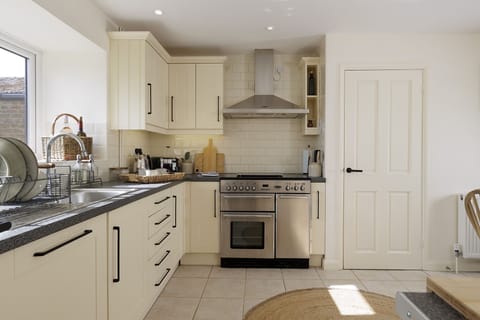 Coleman's Elm Kitchen - StayCotswold