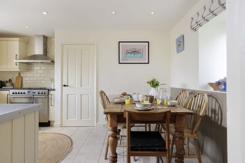 Coleman's Elm Kitchen - StayCotswold