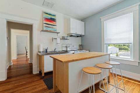 Kitchen - Eat in kitchen with barstools. (note: No dishwasher)