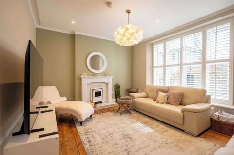 Relax in the stylish lounge with Smart TV, superfast Wifi, and a homely feel. 