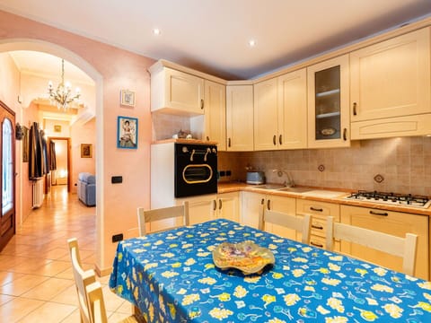 Tree, Road Surface, Automotive Exterior, Car, Public Space, Asphalt, Street, Parking, Family Car