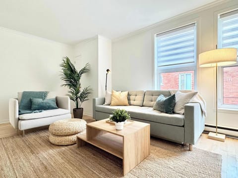 Salon cosy : profitez d'un espace baigné de lumière, à la décoration moderne et aux assises confortables, avec un charmant coin lecture pour vous détendre et profiter d'un moment de calme.