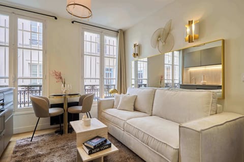 Pièce à vivre avec canapé-lit confortable, espace repas et cuisine ouverte